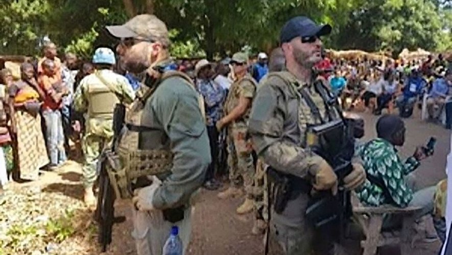 Un journaliste centrafricain menacé après ses révélations sur Wagner vit dans la clandestinité en France avec sa famille.