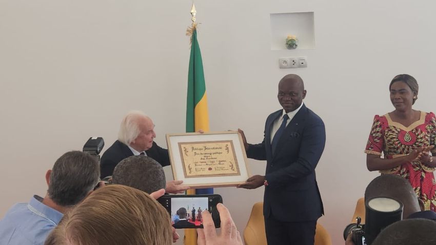 Brice Clotaire Oligui Nguema recevant le Prix du Courage Politique 2026
