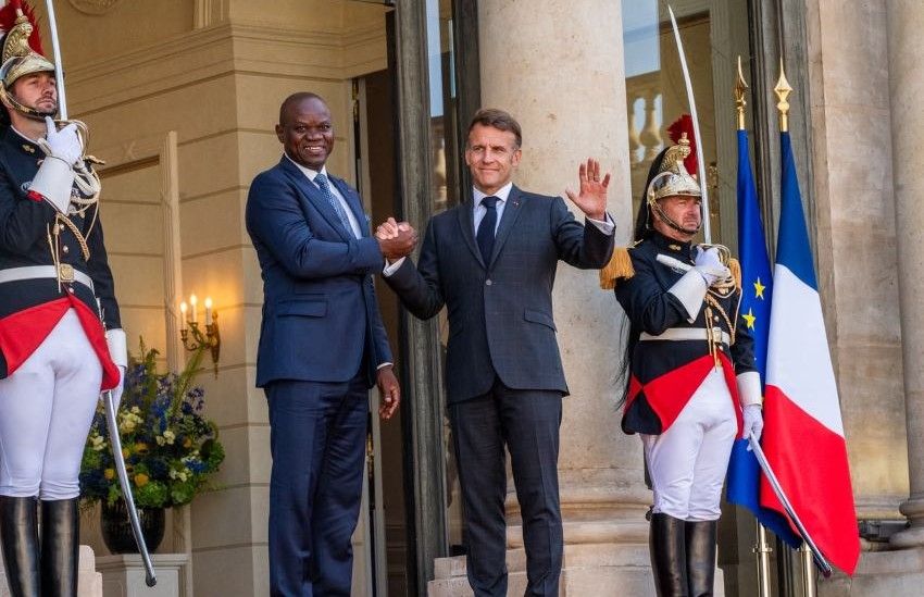 Président gabonais Oligui Nguema et président français Emmanuel Macron lors d