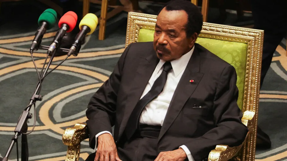 Cameroun : le président Paul Biya en discussion avec ses collaborateurs