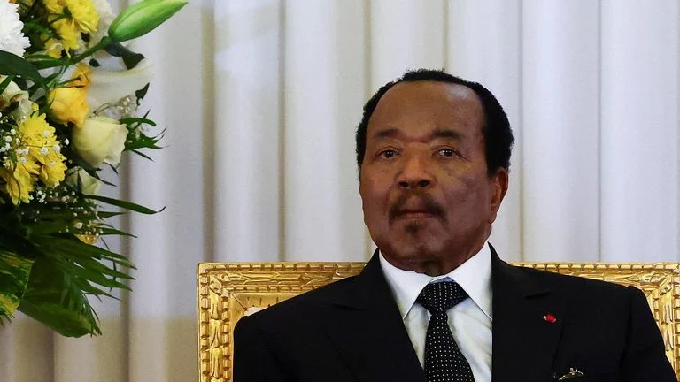 Portrait officiel du président Paul Biya en costume sombre