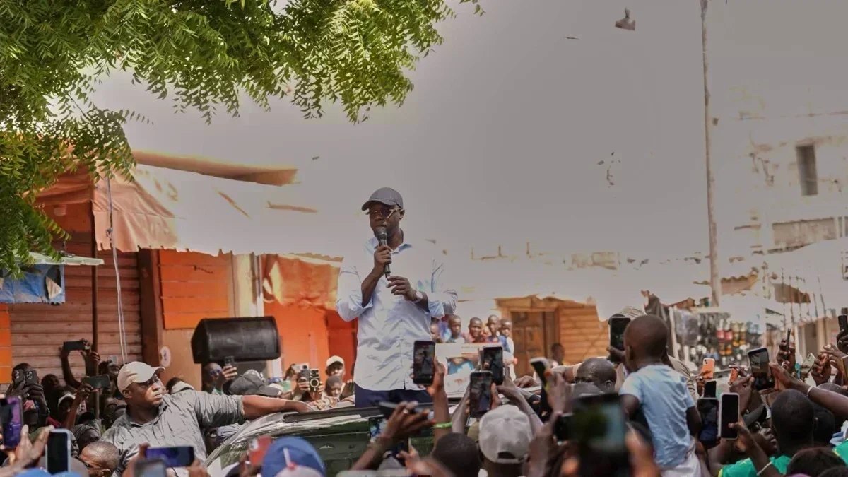 Ousmane Sonko s'exprimant devant des militants à Bargny