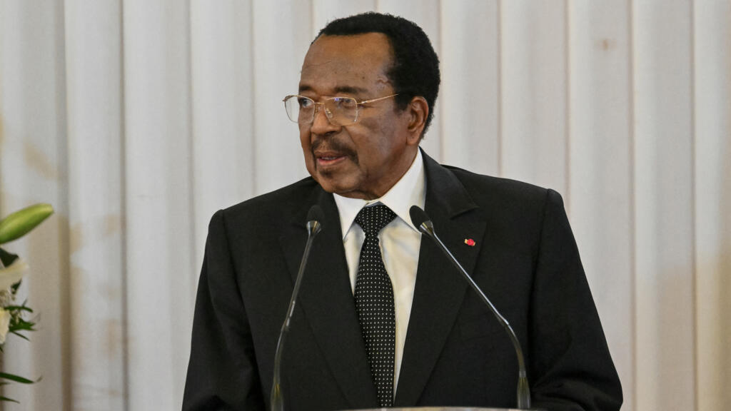 Le président camerounais Paul Biya lors d'un discours au palais présidentiel de Yaoundé, en avril 2026, en présence du pape Léon XIV.