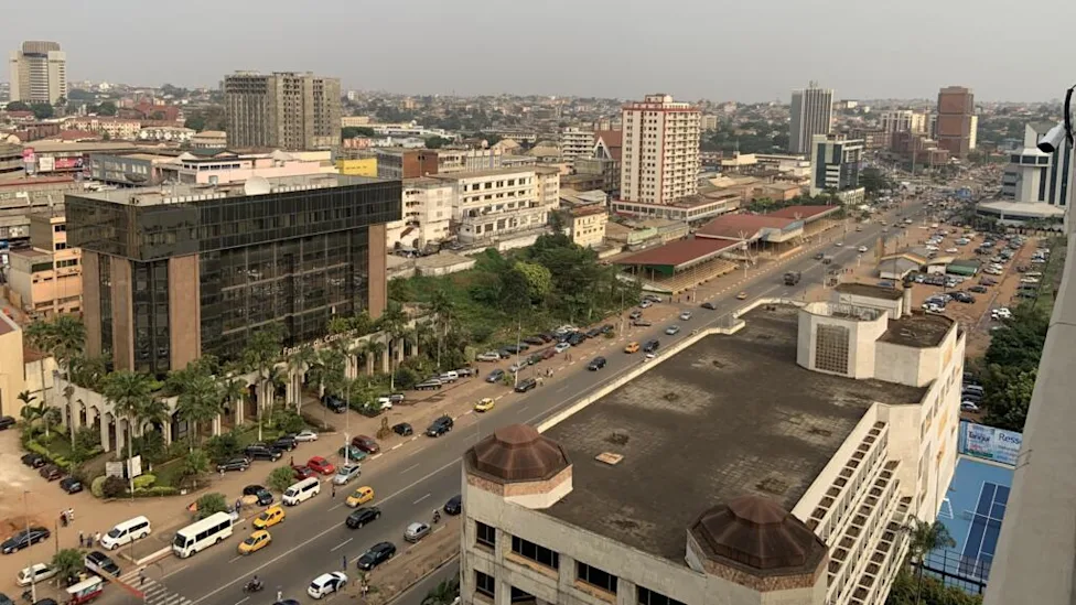 Paysage urbain du Cameroun illustrant l'extension du recensement national