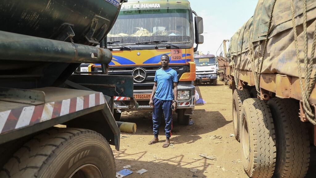 Trafic dense de camions sur l'axe routier reliant Douala au Cameroun et Bangui en République centrafricaine