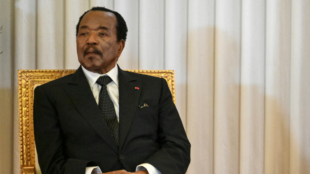 Le président camerounais Paul Biya observe le pape Léon XIV (hors champ) prononcer un discours au palais présidentiel de Yaoundé, lors du troisième jour d'un voyage apostolique de 11 jours en Afrique, le 15 avril 2026.