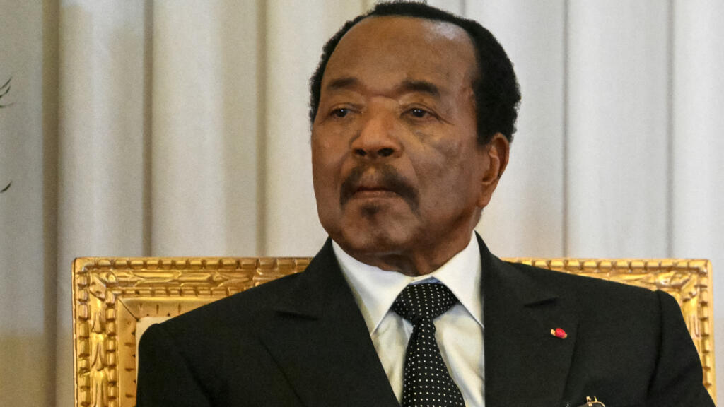 Le président camerounais Paul Biya observe le pape Léon XIV (hors champ) prononcer un discours au palais présidentiel de Yaoundé, lors du troisième jour d'un voyage apostolique de 11 jours en Afrique, le 15 avril 2026.