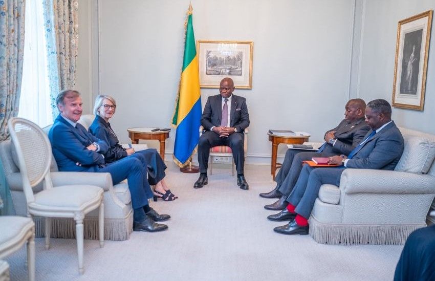 Le président Oligui Nguema en discussion avec Anne Rigail, directrice générale d'Air France