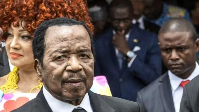 Paul Biya entouré de responsables camerounais lors d'une visite officielle au Cameroun
