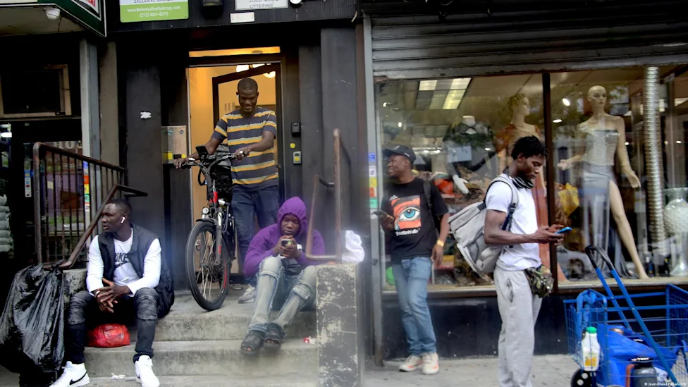 Manifestation pour les droits des migrants africains devant un tribunal à Yaoundé