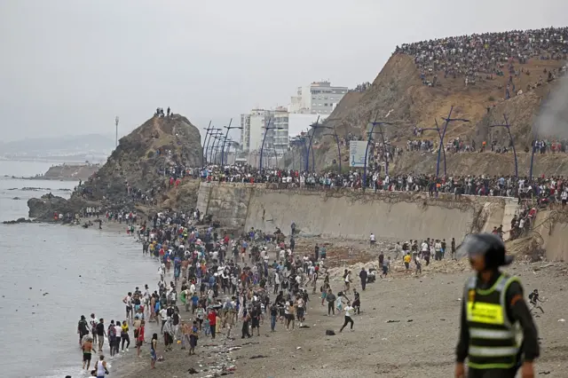 Des migrants tentent de rejoindre Ceuta depuis le Maroc, illustrant les défis frontaliers actuels.