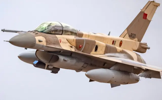 Un avion de chasse F-16 marocain, symbole de la coopération militaire avec les États-Unis.