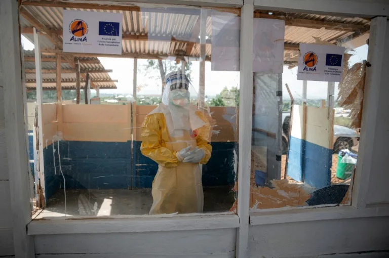 Soignant en combinaison de protection contre Ebola en RDC